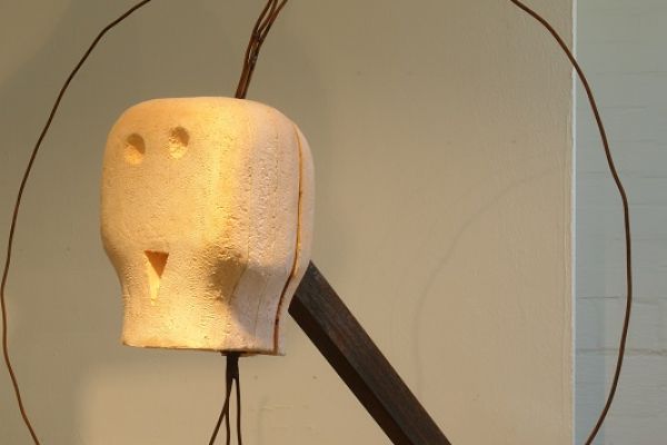 Анатолий Комелин. ''Голова Паука'' (из ''Мухи-Цокотухи'' К. Чуковского), 2020. Фрагмент экспозиции выставки ''Реквием-буфф'' в Доме творчества художников в Тарусе Калужской области. Фото из архива А. Комелина