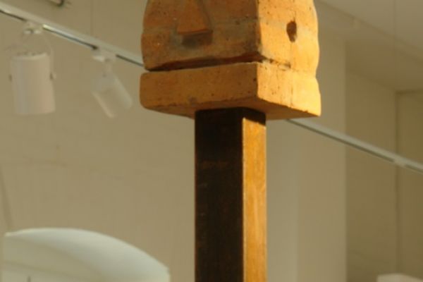 Анатолий Комелин. ''Голова Кромвеля'', 2020. Фрагмент экспозиции выставки ''Реквием-буфф'' в Доме творчества художников в Тарусе Калужской области. Фото из архива А. Комелина