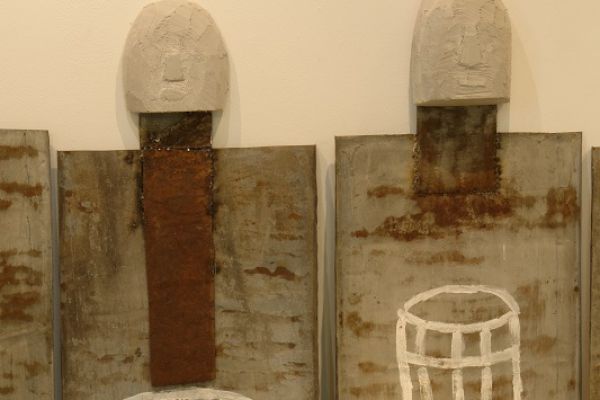 Анатолий Комелин.  ''Головы прачки и модистки'', 2020. Фрагмент экспозиции выставки ''Реквием-буфф'' в Доме творчества художников в Тарусе Калужской области. Фото из архива А. Комелина