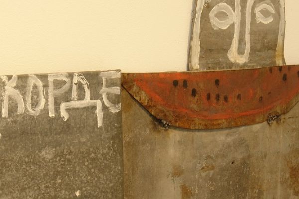 Анатолий Комелин. ''Голова Шарлотты Корде'', убийцы Марата'', 2020. Фрагмент экспозиции выставки ''Реквием-буфф'' в Доме творчества художников в Тарусе Калужской области. Фото из архива А. Комелина