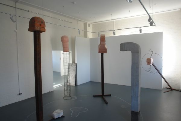 Анатолий Комелин. ''Реквием-буфф'', 2020. Фрагмент экспозиции выставки ''Реквием-буфф'' в Доме творчества художников в Тарусе Калужской области. Фото из архива А. Комелина