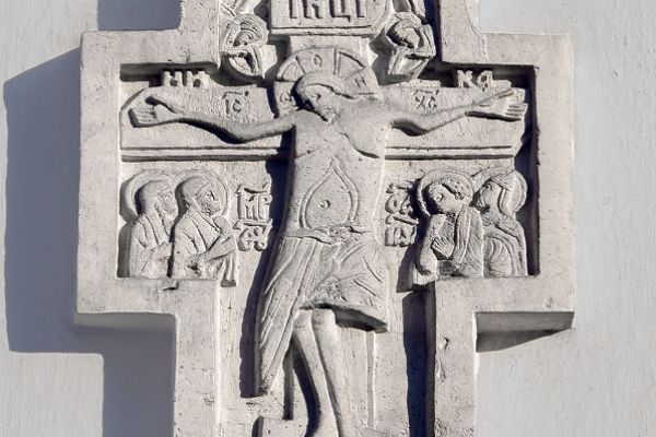 Анатолий Комелин. Крест, 1990-е. Камень. Фасад. Храм Вознесения Господня (Малое Вознесение) на Большой Никитской улице, Москва. Фото из архива А. Комелина