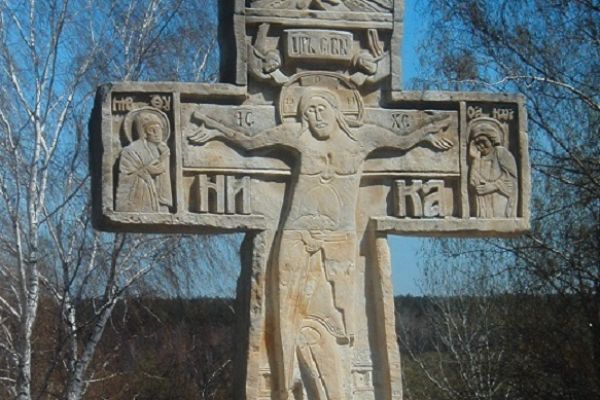 Анатолий Комелин. Поклонный крест, 1989-2013. Камень, высота 260 см. Церковь Воскресения Христова в Тарусе, Калужская область. Фото из архива А. Комелина