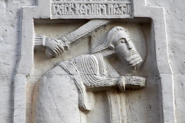 Анатолий Комелин. Усекновение главы Иоанна Предтечи (фрагмент), 1990-е. Камень. Фасад. Храм Вознесения Господня (Малое Вознесение) на Большой Никитской улице, Москва. Фото из архива А. Комелина