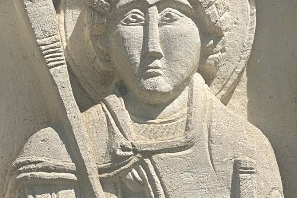 Анатолий Комелин. Поклонный крест, 1999. Фрагмент, камень, Фото из архива А. Комелина