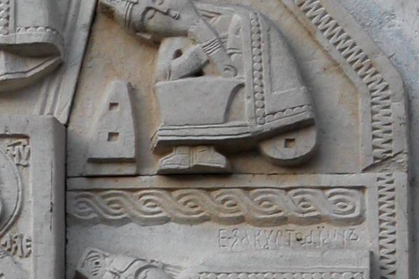 Анатолий Комелин. Семь спящих отроков Эфесских (фрагмент), 1990-е. Камень. Фасад. Храм Вознесения Господня (Малое Вознесение) на Большой Никитской улице, Москва. Фото из архива А. Комелина