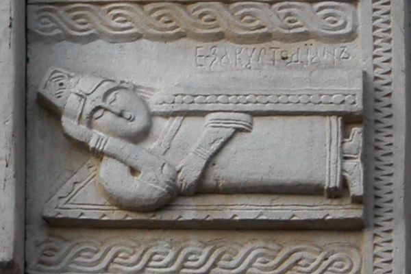 Анатолий Комелин. Семь спящих отроков Эфесских (фрагмент), 1990-е. Камень. Фасад. Храм Вознесения Господня (Малое Вознесение) на Большой Никитской улице, Москва. Фото из архива А. Комелина