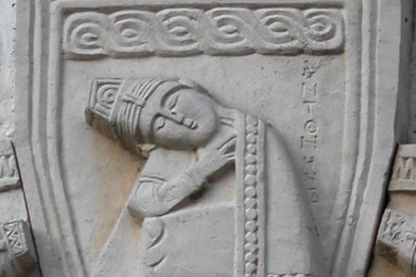 Анатолий Комелин. Семь спящих отроков Эфесских (фрагмент), 1990-е. Фасад. Храм Вознесения Господня (Малое Вознесение) на Большой Никитской улице, Москва. Фото из архива А. Комелина