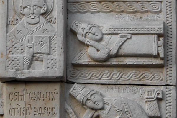 Анатолий Комелин. Семь спящих отроков Эфесских (фрагмент), 1990-е. Камень. Фасад. Храм Вознесения Господня (Малое Вознесение) на Большой Никитской улице, Москва. Фото из архива А. Комелина