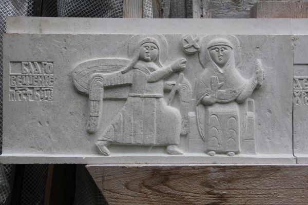 Анатолий Комелин. Благовещение Пресвятой Богородицы, 2015-2019. Камень. Храм иконы Божией Матери ''Млекопитательница'' в Раубичах, Белоруссия. Фото из архива А. Комелина