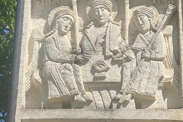 Анатолий Комелин. Поклонный крест, 1999. Фрагмент, камень, Фото из архива А. Комелина