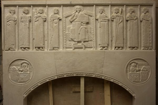 Анатолий Комелин. Деисис, 2005. Камень. Церковь Воскресения Христова, Переделкино, Москва. Фото из архива А. Комелина