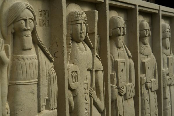 Анатолий Комелин. Деисус (фрагмент), 2008-2011. Камень. Храм Святых Петра и Павла в Тарусе, Калужская область. Фото из архива А.Комелина