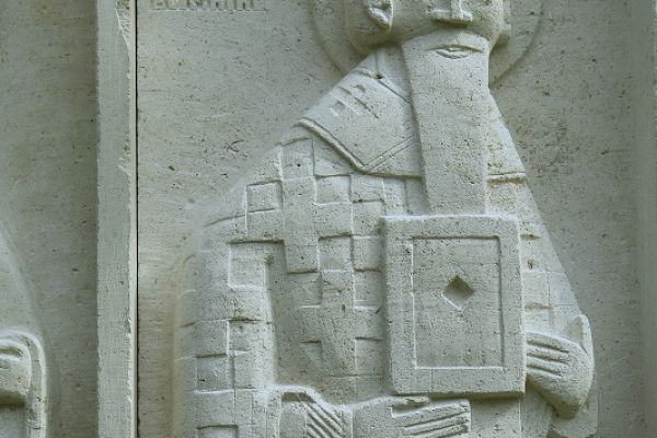 Анатолий Комелин. Деисис (фрагмент), 2008-2011. Камень. Храм Святых Петра и Павла в Тарусе, Калужская область. Фото из архива А.Комелина