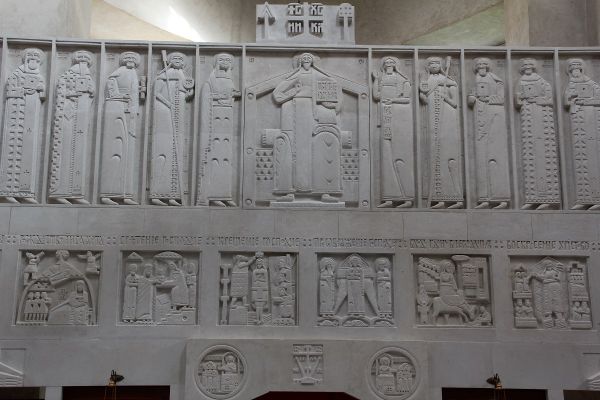 Анатолий Комелин. Фрагмент, 2008-2011. Камень. Храм Святых Петра и Павла в Тарусе, Калужская область. Фото из архива А.Комелина