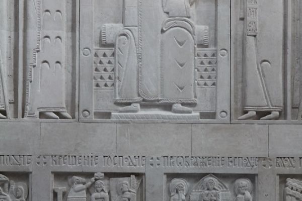 Анатолий Комелин. Фрагмент, 2008-2011. Камень. Храм Святых Петра и Павла в Тарусе, Калужская область. Фото из архива А.Комелина