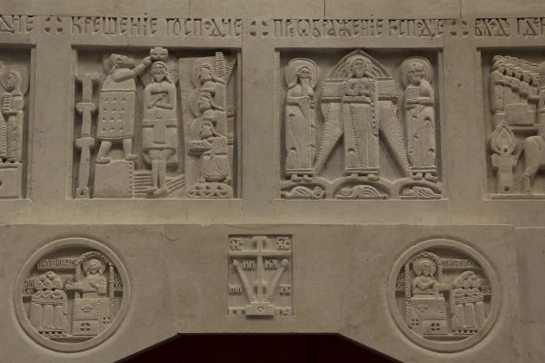 Анатолий Комелин. Крещение Господне, Преображение Господне, 2008-2011. Камень. Храм Святых Петра и Павла в Тарусе, Калужская область. Фото из архива А.Комелина