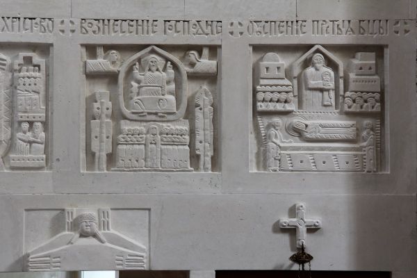 Анатолий Комелин. Вознесение Господне, Успение Господне, 2008-2011. Камень. Храм Святых Петра и Павла в Тарусе, Калужская область. Фото из архива А.Комелина