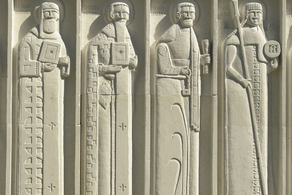 Анатолий Комелин. Деисус (фрагмент), 2008-2011. Камень. Храм Святых Петра и Павла в Тарусе, Калужская область. Фото из архива А.Комелина