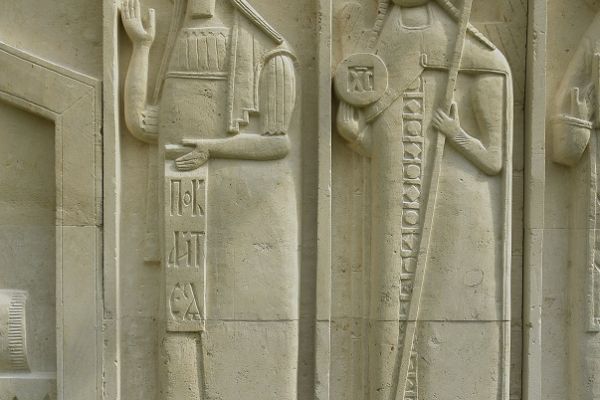 Анатолий Комелин. Деисус (фрагмент), 2008-2011. Камень. Храм Святых Петра и Павла в Тарусе, Калужская область. Фото из архива А.Комелина