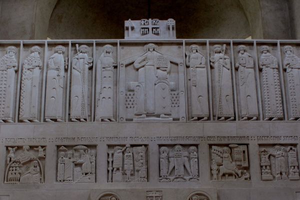 Анатолий Комелин. Фрагмент иконостаса, 2008-2011. Камень. Храм Святых Петра и Павла в Тарусе, Калужская область. Фото из архива А.Комелина