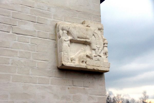 Анатолий Комелин. Снятие со креста, 2015-2019. Камень. Фасад. Храм иконы Божией Матери ''Млекопитательница'' в Раубичах, Белоруссия. Фото из архива А. Комелина 