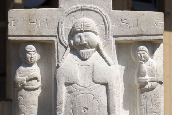 Анатолий Комелин. Христос во гробе, 2015-2019. Камень. Фасад. Храм иконы Божией Матери ''Млекопитательница'' в Раубичах, Белоруссия. Фото из архива А. Комелина