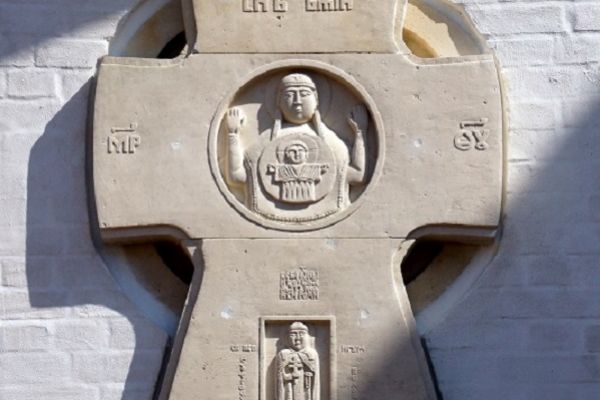 Анатолий Комелин. Белорусские святые. Фрагмент поклонного креста, 2015-2019. Камень. Фасад. Храм иконы Божией Матери ''Млекопитательница'' в Раубичах, Белоруссия. Фото из архива А. Комелина