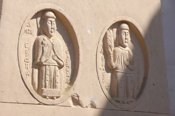 Анатолий Комелин. Белорусские святые. Фрагмент поклонного креста, 2015-2019. Камень. Фасад. Храм иконы Божией Матери ''Млекопитательница'' в Раубичах, Белоруссия. Фото из архива А. Комелина