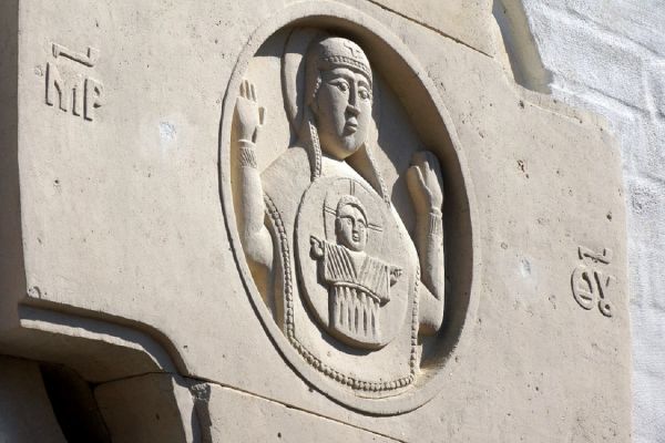 Анатолий Комелин. Белорусские святые. Фрагмент поклонного креста, 2015-2019. Камень. Фасад. Храм иконы Божией Матери ''Млекопитательница'' в Раубичах, Белоруссия. Фото из архива А. Комелина