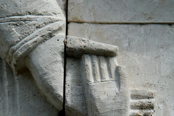 Анатолий Комелин. Сошествие во ад (фрагмент), 2005. Камень. Церковь Воскресения Христова, Переделкино, Москва. Фото из архива А. Комелина