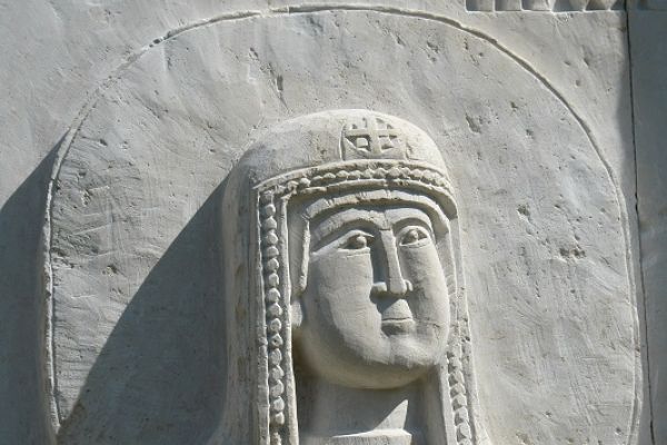 Анатолий Комелин. Распятие (фрагмент), 2005. Камень. Церковь Воскресения Христова, Переделкино, Москва. Фото из архива А. Комелина