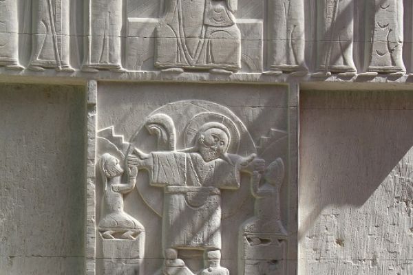 Анатолий Комелин. Поклонный крест (фрагмент), 2014. Известняк, высота 250 см. Храм Всемилостивого Спаса в Митино, Москва. Фото из архива А. Комелина