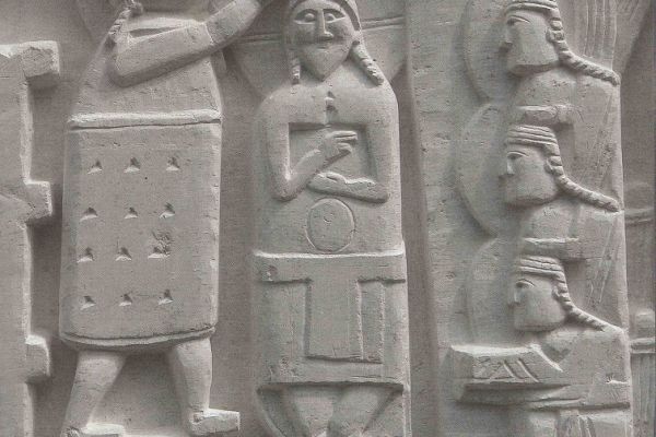 Анатолий Комелин. Крещение (фрагмент), 2008-2011. Камень. Храм Святых Петра и Павла в Тарусе, Калужская область. Фото из архива А.Комелина