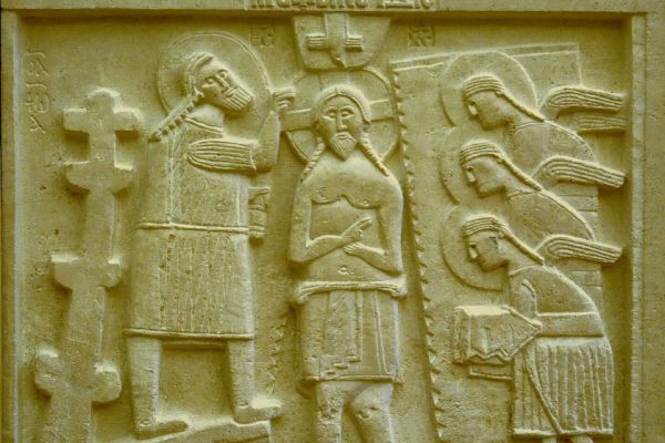 Анатолий Комелин. Крещение, 2005. Камень. Церковь Воскресения Христова, Переделкино, Москва. Фото из архива А. Комелина