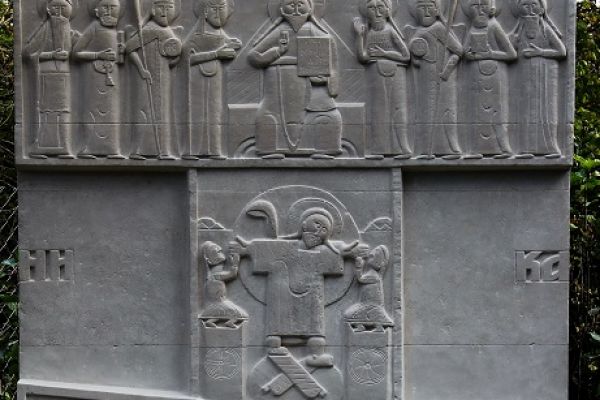 Анатолий Комелин. Поклонный крест, 2014. Известняк, высота 250 см. Храм Всемилостивого Спаса в Митино, Москва. Фото из архива А. Комелина