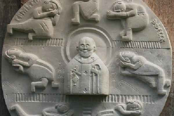 Анатолий Комелин. Семь спящих отроков Эфесских, 2015-2019. Камень. Для храма иконы Божией Матери ''Млекопитательница'' в Раубичах, Белоруссия. Фото из архива А. Комелина