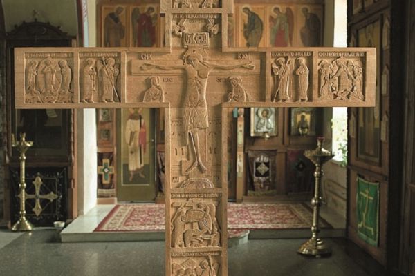 Анатолий комелин. Поклонный крест, 1989-2013. Дерево (дуб), высота 180 см. Церковь Воскресения Христова в Тарусе, Калужская область. Фото из архива А. Комелина