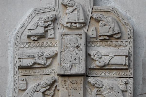 Анатолий Комелин. Семь спящих отроков Эфесских, 1990-е. Камень. Фасад. Храм Вознесения Господня (Малое Вознесение) на Большой Никитской улице, Москва. Фото из архива А. Комелина