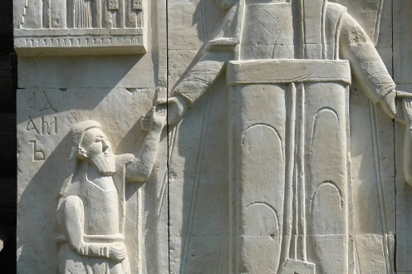 Анатолий Комелин. Сошествие во ад (фрагмент), 2005. Камень. Церковь Воскресения Христова, Переделкино, Москва. Фото из архива А. Комелина