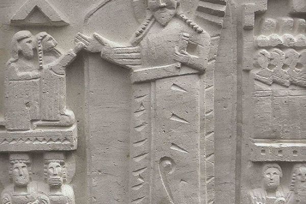 Анатолий Комелин. Сошествие во ад (фрагмент), 2008-2011. Камень. Храм Святых Петра и Павла в Тарусе, Калужская область. Фото из архива А.Комелина