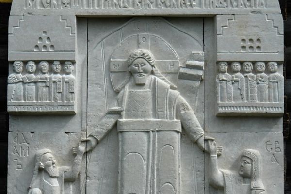 Анатолий Комелин. Сошествие во ад, 2005. Камень. Церковь Воскресения Христова, Переделкино, Москва. Фото из архива А. Комелина