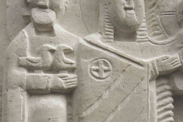 Анатолий Комелин. Сретение (фрагмент), 2008-2011. Камень. Храм Святых Петра и Павла в Тарусе, Калужская область. Фото из архива А.Комелина