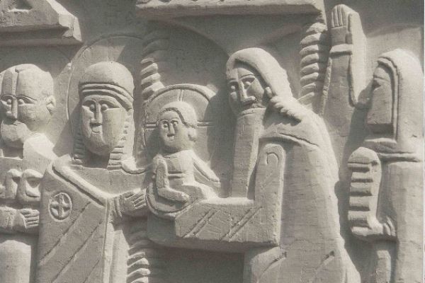 Анатолий Комелин. Сретение (фрагмент), 2008-2011. Камень. Храм Святых Петра и Павла в Тарусе, Калужская область. Фото из архива А.Комелина