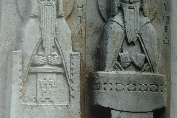 Анатолий Комелин. Столпники, 1990-е. Камень. Храм Вознесения Господня (Малое Вознесение) на Большой Никитской улице, Москва. Фото из архива А. Комелина