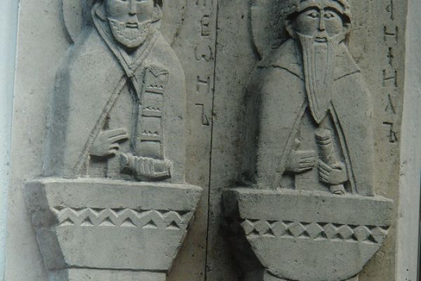 Анатолий Комелин. Столпники, 1990-е. Камень. Храм Вознесения Господня (Малое Вознесение) на Большой Никитской улице, Москва. Фото из архива А. Комелина