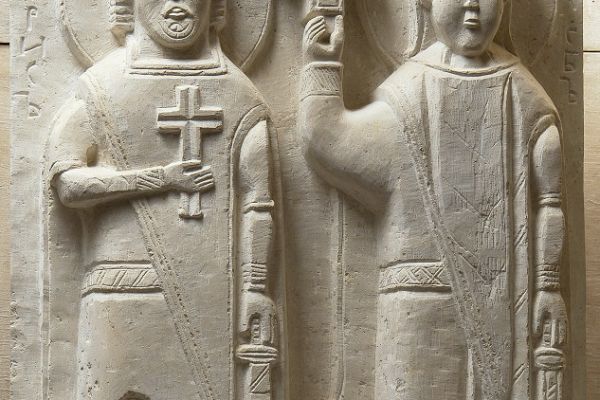 Анатолий Комелин. Святые Борис и Глеб, 2005. Камень. Церковь Воскресения Христова, Переделкино, Москва. Фото из архива А. Комелина