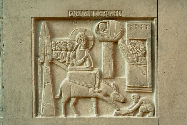 Анатолий Комелин. Вход Господень в Иерусалим, 2005. Камень. Церковь Воскресения Христова, Переделкино, Москва. Фото из архива А. Комелина