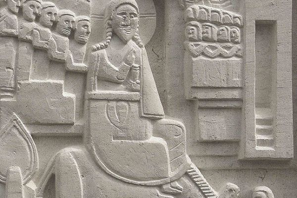 Анатолий Комелин. Вход Господень в Иерусалим (фрагмент), 2008-2011. Камень. Храм Святых Петра и Павла в Тарусе, Калужская область. Фото из архива А.Комелина