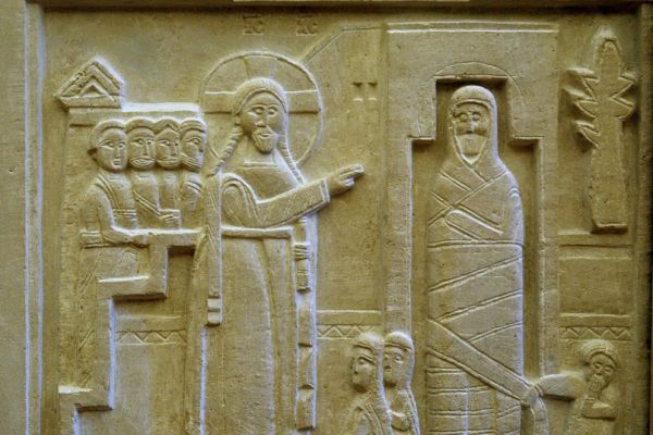 Анатолий Комелин. Воскрешение Лазарево, 2005. Камень. Церковь Воскресения Христова, Переделкино, Москва. Фото из архива А. Комелина